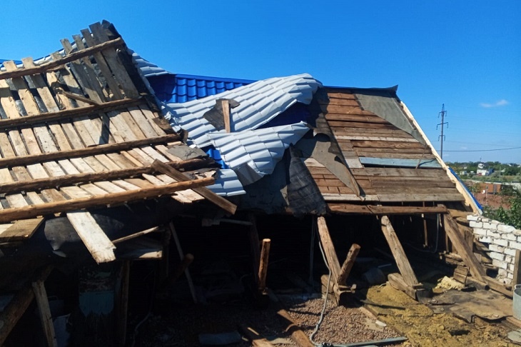 «Словно смерч прошёл, а мы в воронку попали»: в Волжском ураган оставил без крыш жителей посёлка