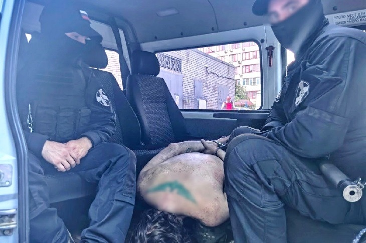 Метнул бутылку с горючим и угрожал оружием: в Волгограде полиция обезвредила неадеквата