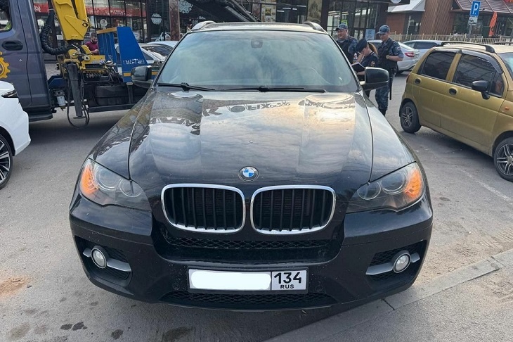 В Волгограде у должницы из района арестовали BMW X6
