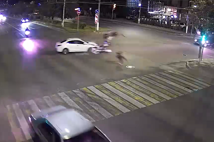 Появилось видео момента ДТП с уходившим от погони полицейских юного водителя питбайка в Волгограде