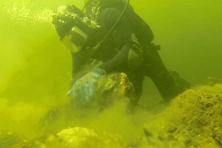 Водолазы нашли на дне Волги погибшие во время Сталинградской битвы баржи