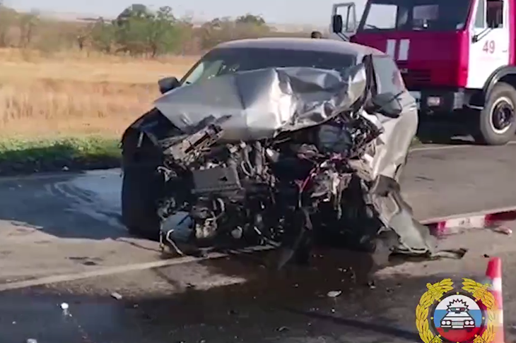 Врачи спасают пострадавших в лобовом ДТП на трассе под Волгоградом
