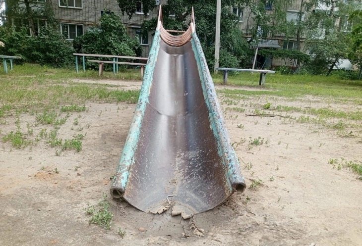 С чиновников Михайловки спросят за позорную и опасную детскую площадку