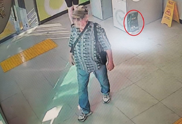 В Камышине мужчина забыл в банке пакет с коноплей