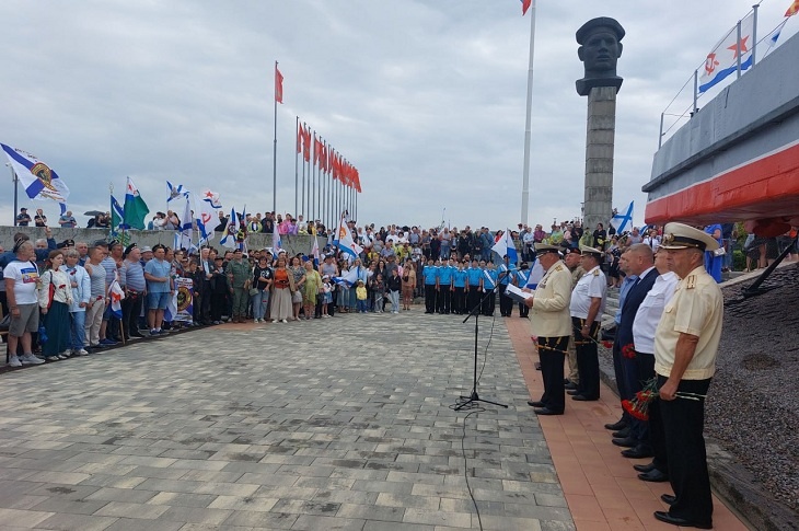 В Волгограде у ленегдарного бронекатера почтили память российских моряков