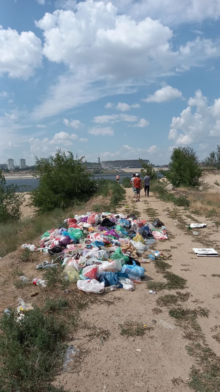 Волгоградцев возмутили мусорные горы на пляже в Бобрах