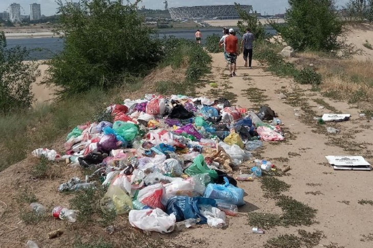 Волгоградцев возмутили мусорные горы на пляже в Бобрах