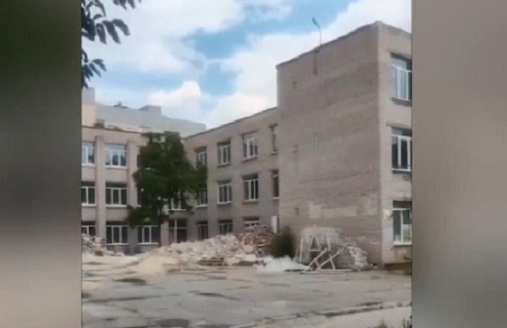 «Деньги девать некуда?»: в Волжском из-за сорванного ремонта на полгода закрывают школу