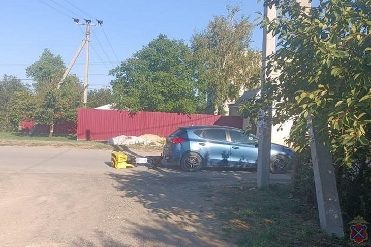 В Волгограде курьер на электровелосипеде попал под колеса иномарки