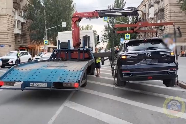 Из центра Волгограда 20 машин нарушителей увезли на штрафстоянку