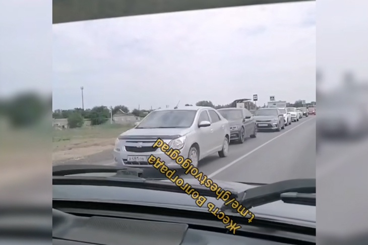 Волгоградцы засняли 9-километровую пробку на трассе через Волго-Ахтубинскую пойму