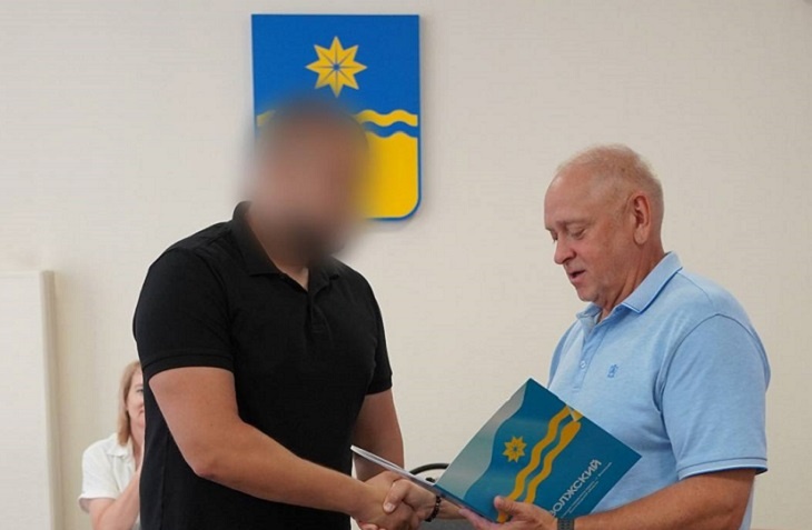 В Волжском наградили полицейского, отговорившего парня от прыжка в бездну