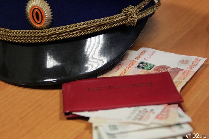 В Волгограде возбудили дело на высокопоставленного полицейского за взятки