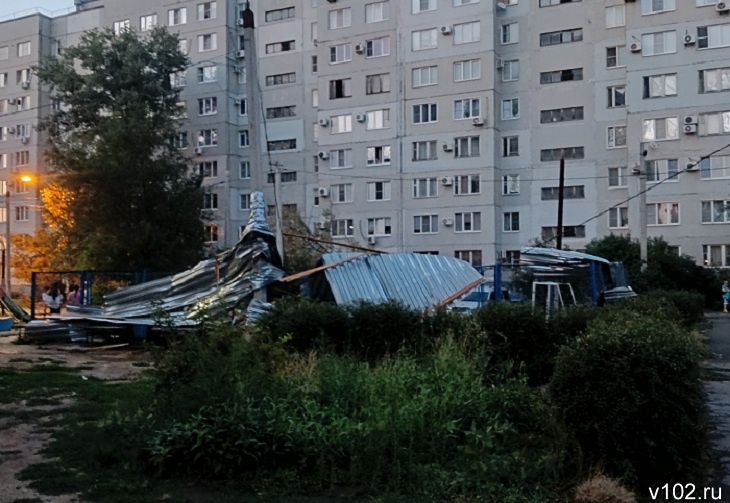 «Хватило 10 минут»: штормовой ливень разметал деревья и крыши в Кировском районе Волгограда