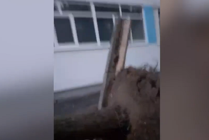 «Вырывало бордюры»: начало погодного апокалипсиса на юге Волгограда попало на видео