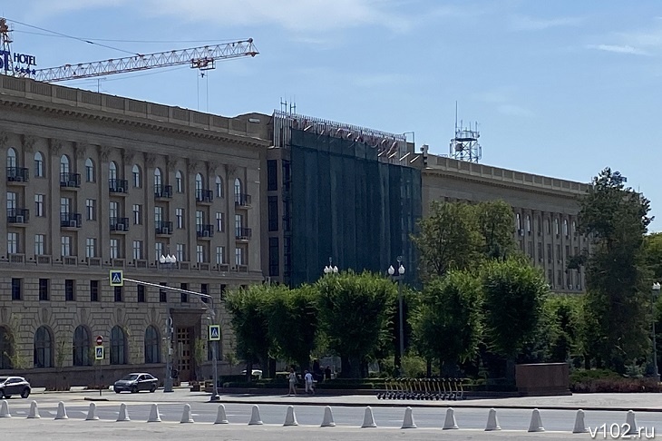 В скрытом за лесами здании волгоградского ЦУМа демонтируют лестницы