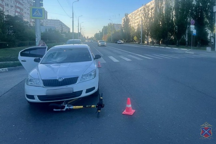 В Волжском иномарка сбила электросамокатчика на ул. Мира