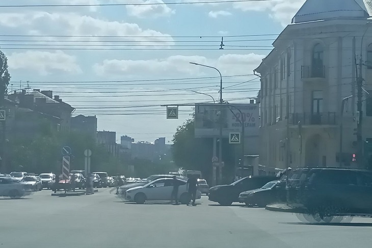 ДТП остановило движение на перекрестке в центре Волгограда