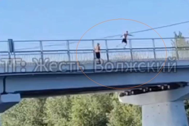 «Так убилось уже много людей»: шокирующее видео с прыгающими с моста детьми сняли волжане
