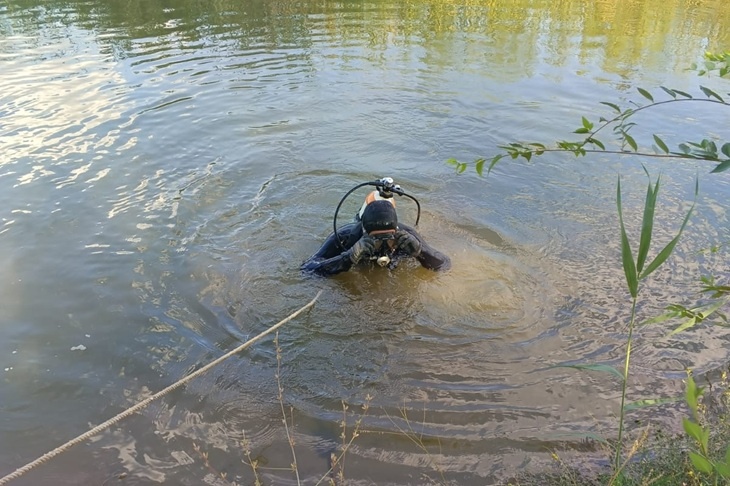 Под Волгоградом водолазы достали утонувшего в канале мужчину