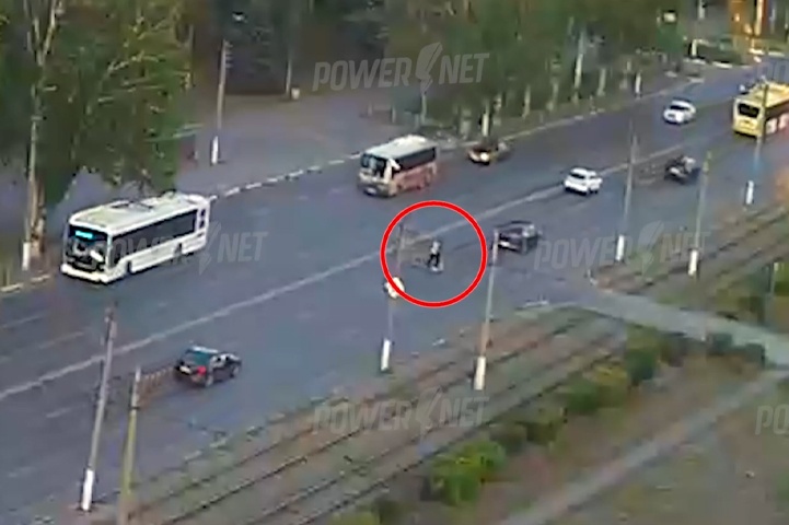 Закон не писан? В Волжском засняли самокатчиков, подрезавших автомобили на пр. Ленина