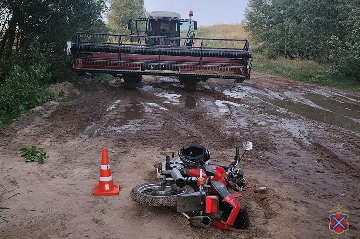 Под Волгоградом самоходная косилка сбила двух школьников на мотоцикле
