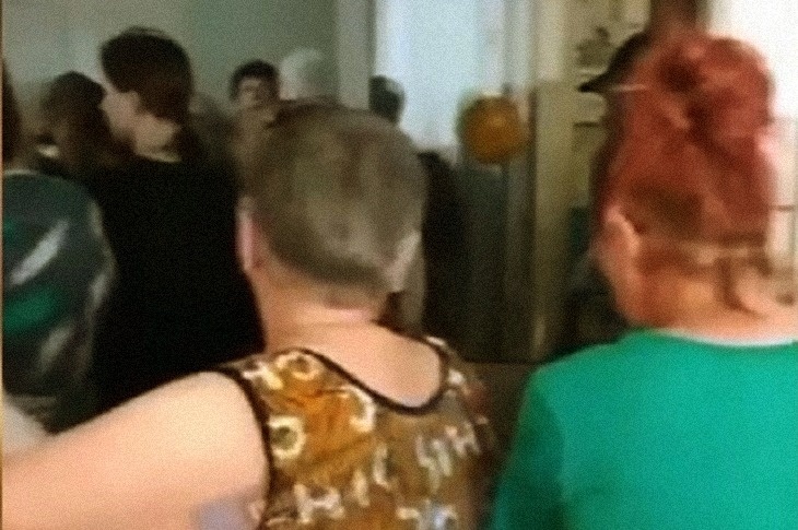 «Порой до драки доходит»: в Камышине засняли жуткую давку на почте из-за 5 нерабочих дней