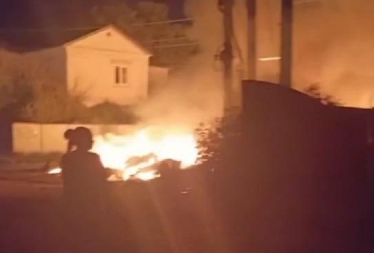 «Забор аж красный»: в частном секторе Волгограда загорелась стихийная мусорка