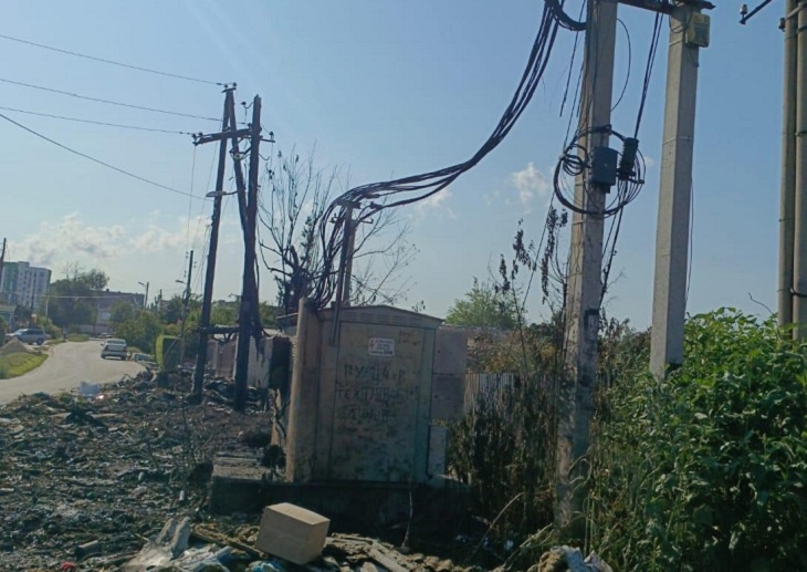 «Неоднократно просили убрать»: волгоградцы остались без света из-за сгоревшей свалки