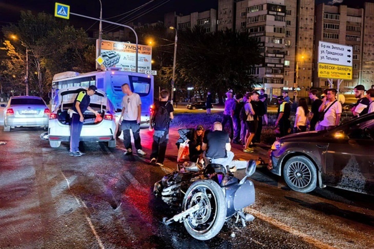 На юге Волгограда в массовом ДТП покалечился мотоциклист и его пассажир