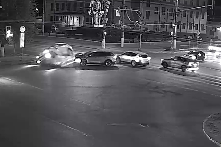 В Волгограде засняли момент ночного ДТП с пятью пострадавшими на пр. Жукова