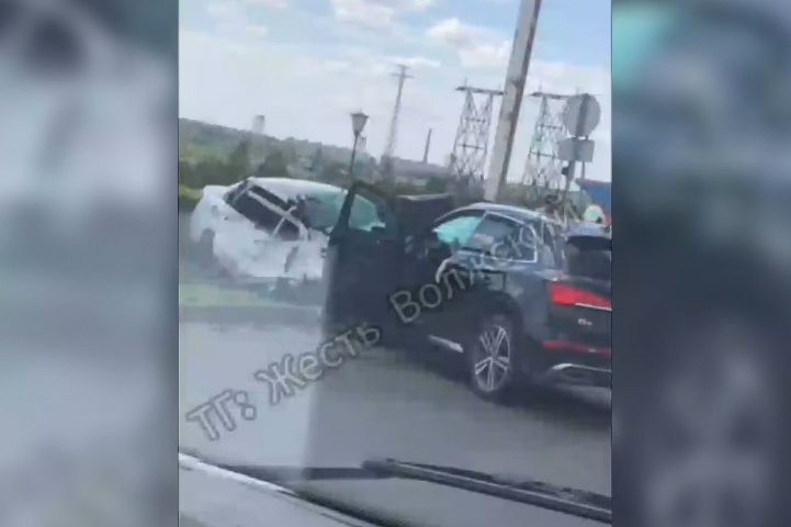 На Волжской ГЭС из-за ДТП затруднено движение автомобилей