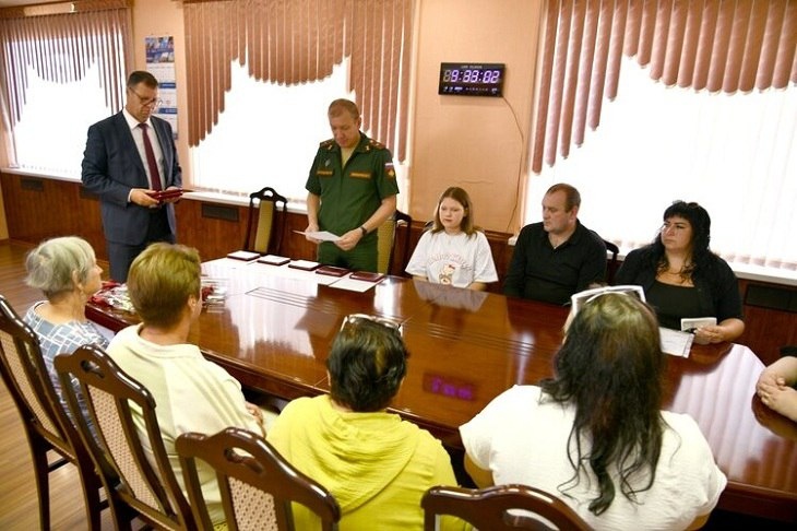 В Михайловке передали награды родным шестерых погибших на СВО героев