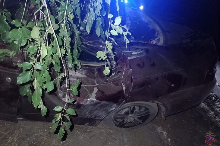 Один человек погиб двое пострадали в ДТП с деревом в Волжском