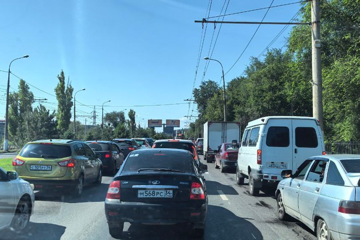 В Волгограде из-за обрыва контактного провода встало движение на пр. Ленина