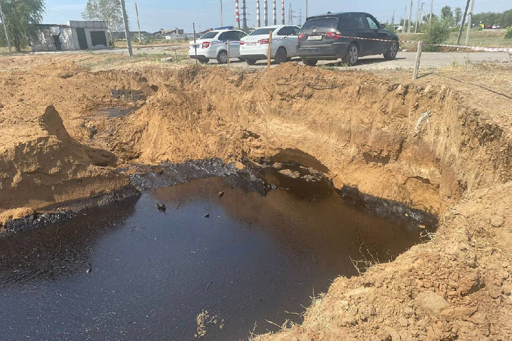 В Волжском оценили ущерб природе от появления нефтяного озера