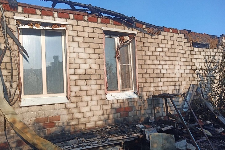 Спалившую дом из-за куриных тушек женщину осудили в Волгоградской области