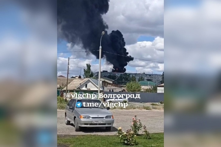 Огонь и черный дым: на юге Волгограда загорелась крыша девятиэтажки