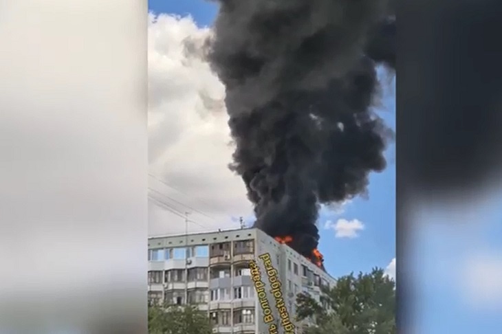 В Сети появились жуткие кадры пожара на крыше МКД в Волгограде