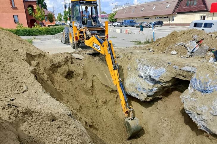 В Советском районе Волгограда завершают обновление водовода