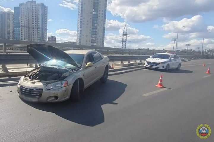 В Волгограде подъезд к «танцующему» мосту из-за ДТП встал в 3-километровой пробке