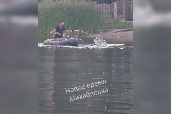 Под Волгоградом засняли схватку рыбака с огромным сазаном на городском пруду