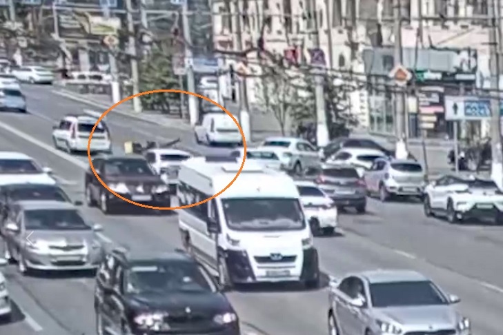 Чудом уцелел: ДТП с курьером Яндекса засняли камеры в центре Волгограда