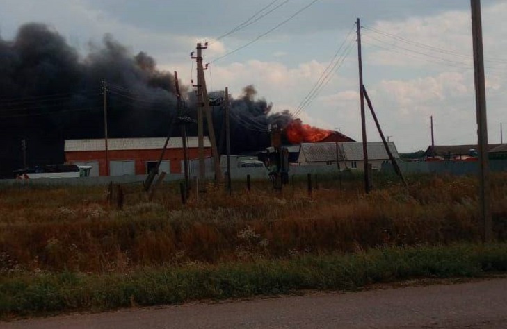 Склад  площадью 1200 кв.м. загорелся в Волгоградской области