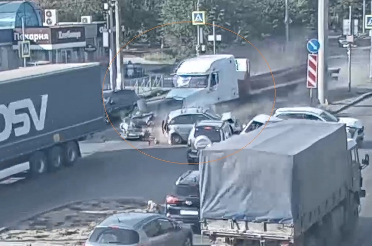 Неуправляемый грузовик смял на своем пути 7 авто в Волгограде, ДТП попало на видео