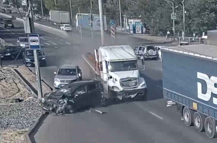 Трехкилометровые пробки в обе стороны вызвало массовое ДТП в Волгограде