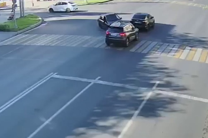 В Волгограде засняли на видео ДТП с «Ладой» и Belgee на ул. Рабоче-Крестьянской