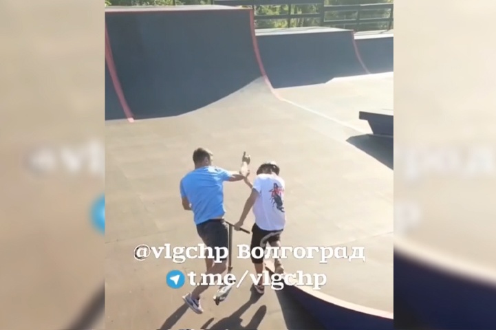 Папа может? В Волгограде засняли, как мужчина отлупил подростка на скейт-площадке