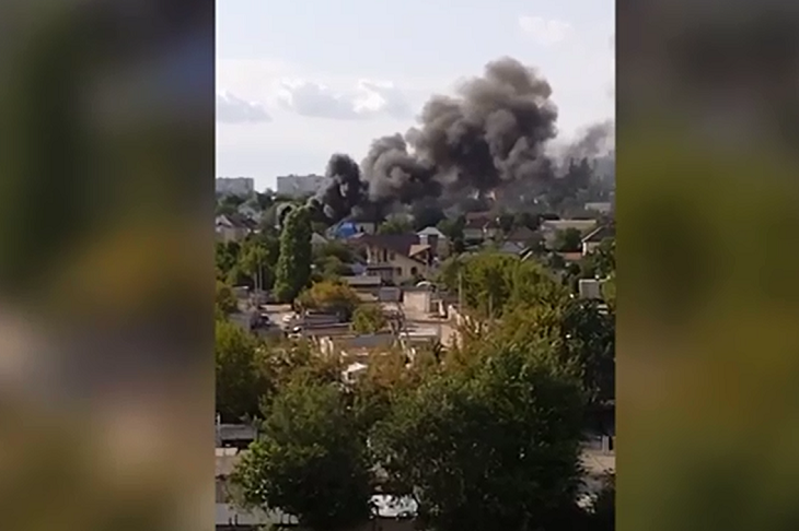 Столб черного дыма над Волгоградом: на видео сняли мощный пожар вблизи Мамаева кургана