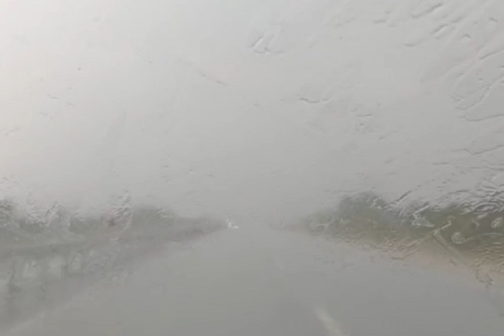 Обещанный МЧС ливень настиг водителей на трассе в Волгоградской области